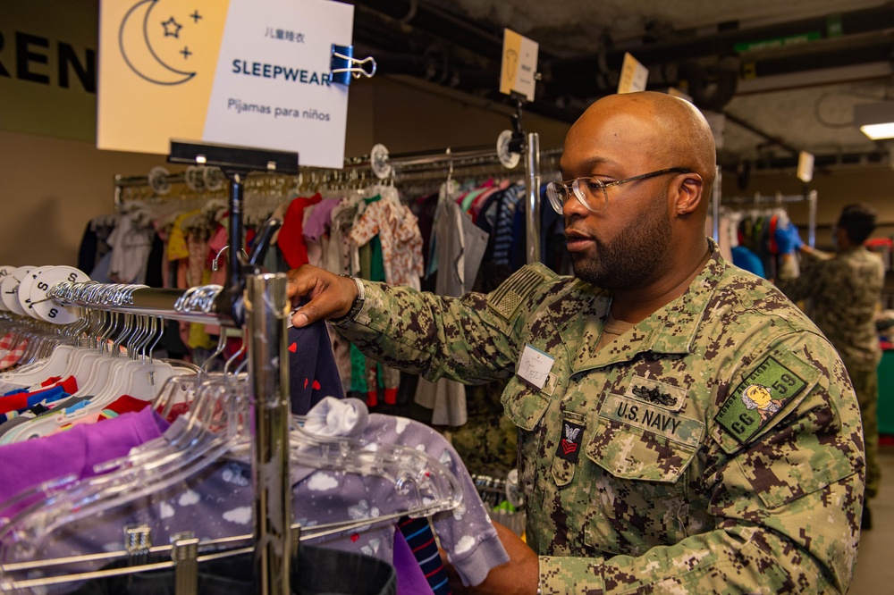 Ticonderoga-class cruiser USS Princeton (CG-59) Sailors Participate in Community Relations During SFFW