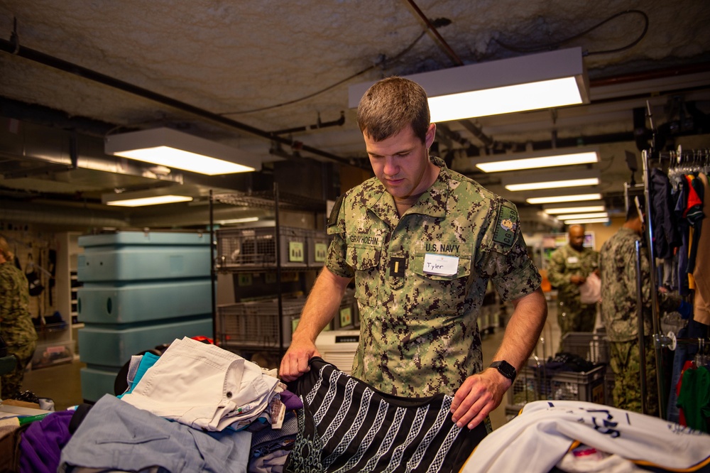 Ticonderoga-class cruiser USS Princeton (CG-59) Sailors Participate in Community Relations During SFFW