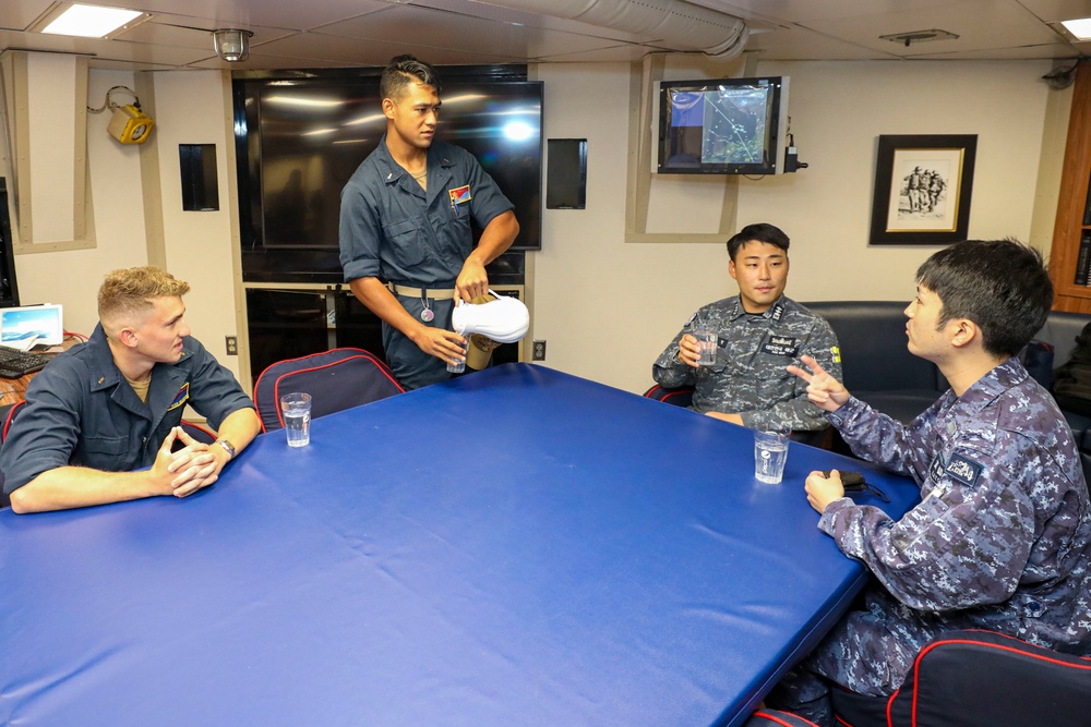 ROKN &amp; JMSDF Sailors Visit Benfold