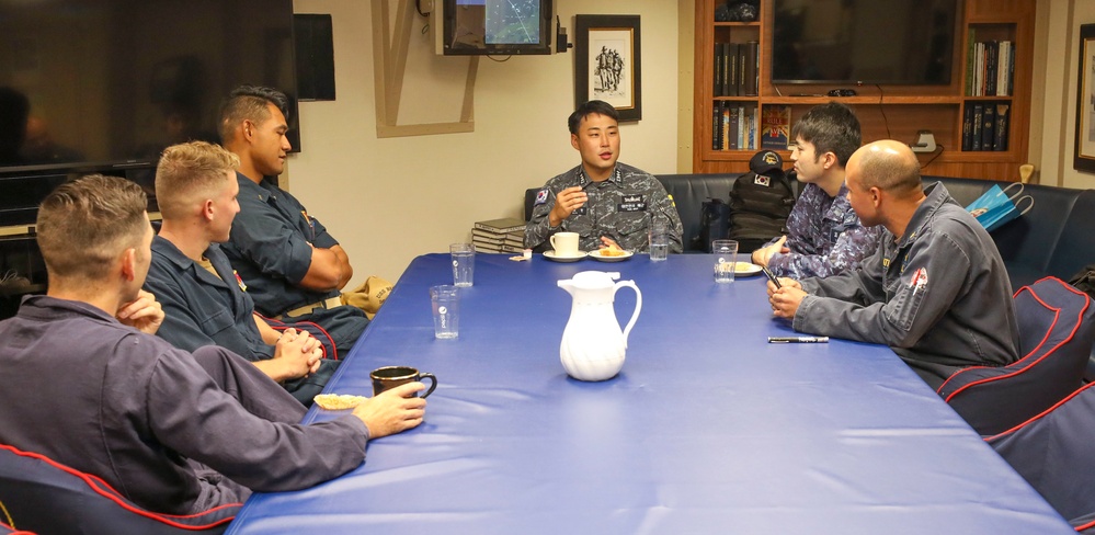 ROKN &amp; JMSDF Sailors Visit Benfold