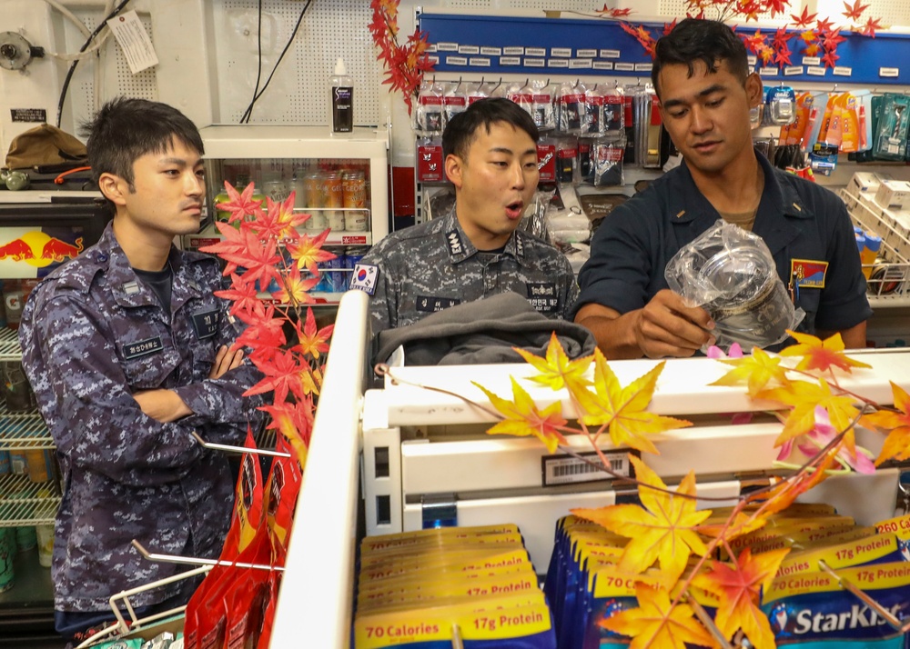 ROKN &amp; JMSDF Sailors Visit Benfold