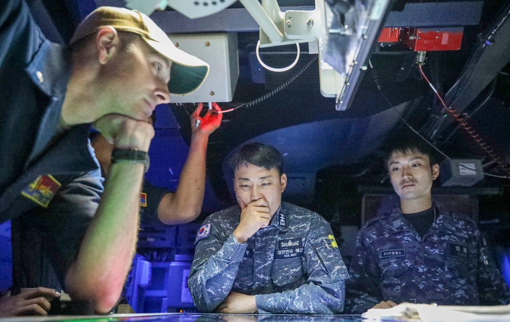 ROKN &amp; JMSDF Sailors Visit Benfold