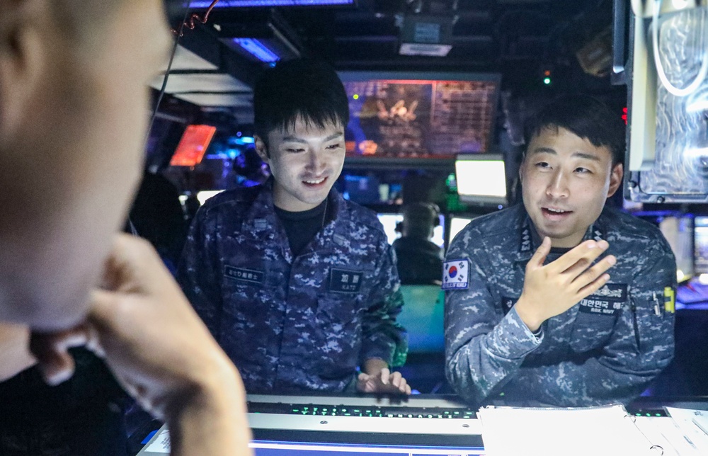 ROKN &amp; JMSDF Sailors Visit Benfold