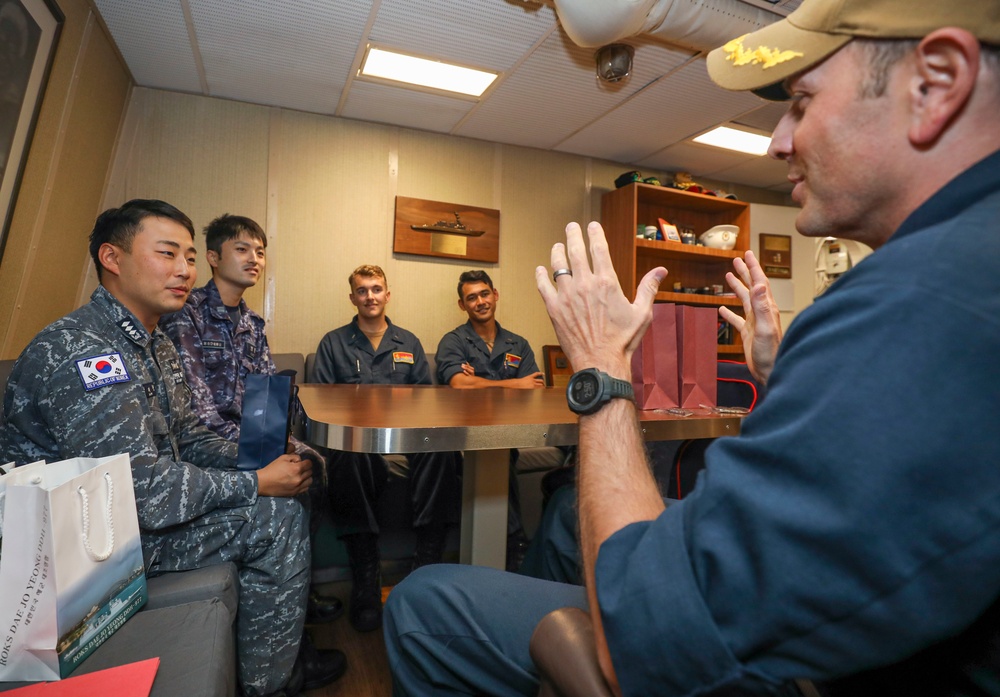 ROKN &amp; JMSDF Sailors Visit Benfold