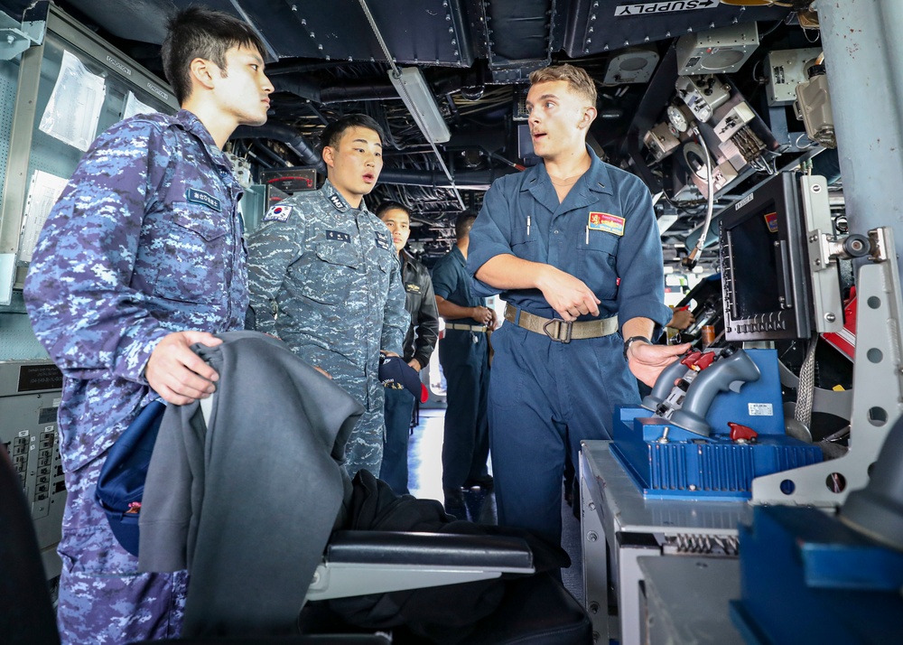 ROKN &amp; JMSDF Sailors Visit Benfold