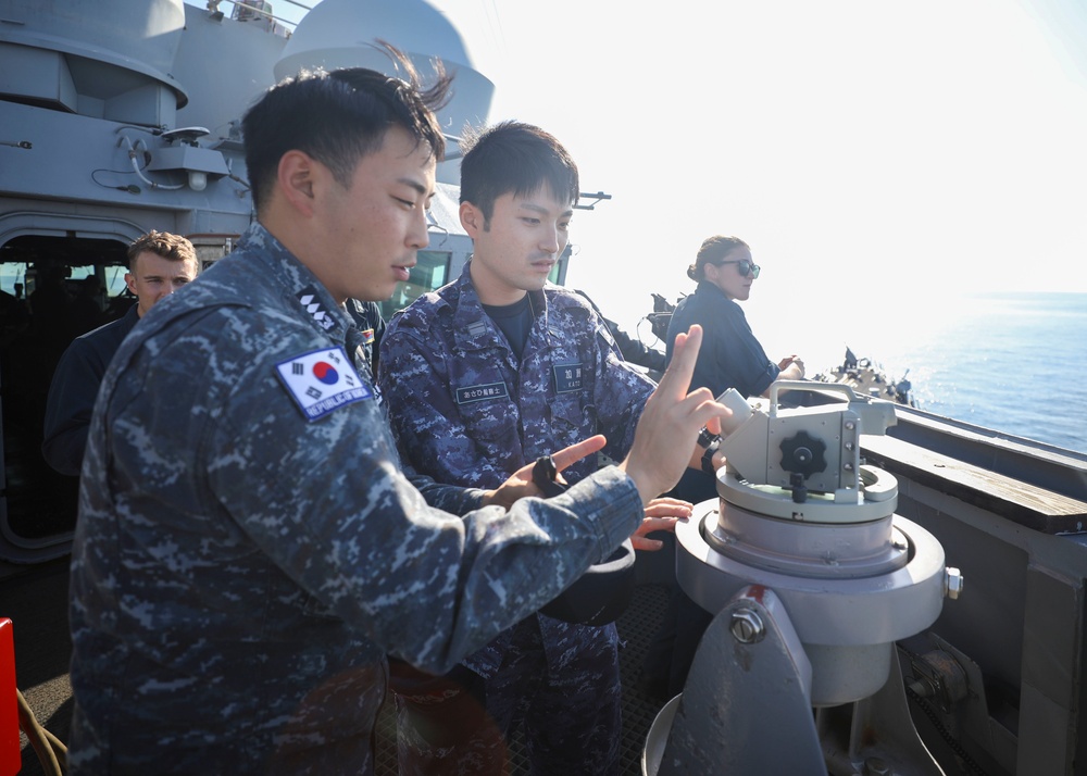 ROKN &amp; JMSDF Sailors Visit Benfold