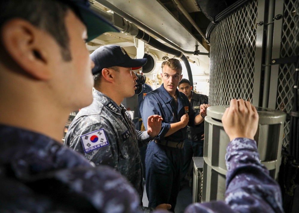 ROKN &amp; JMSDF Sailors Visit Benfold