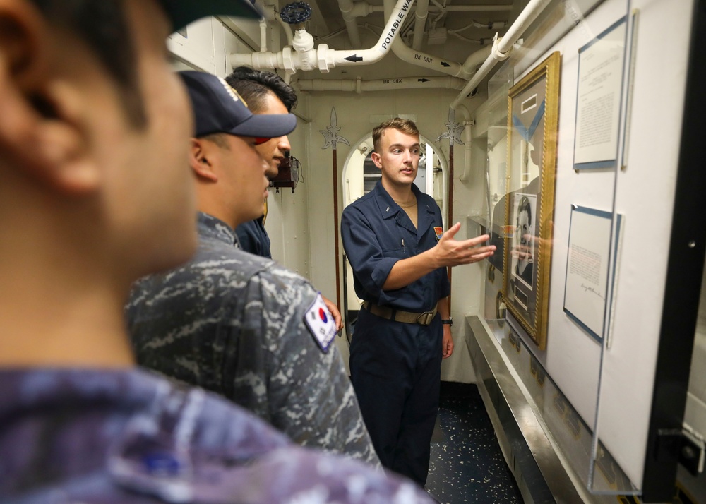 ROKN &amp; JMSDF Sailors Visit Benfold