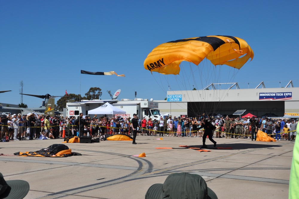 Hundreds visit Corps' emergency control vehicle display at San Diego air show