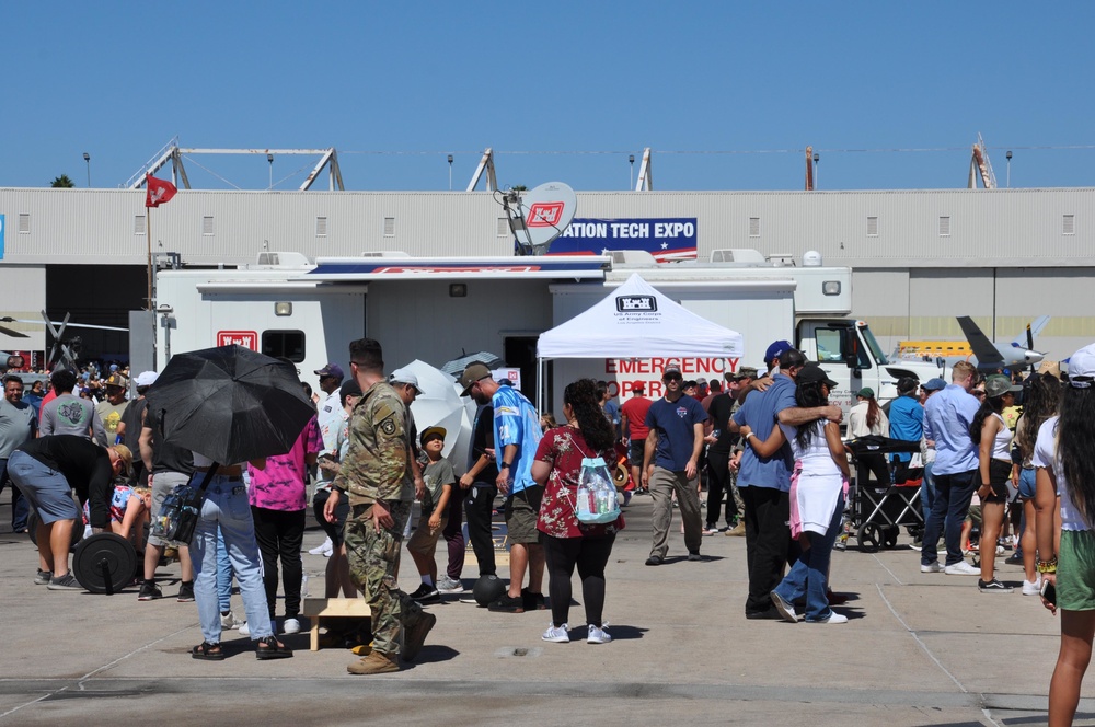 Hundreds visit Corps' emergency control vehicle display at San Diego air show