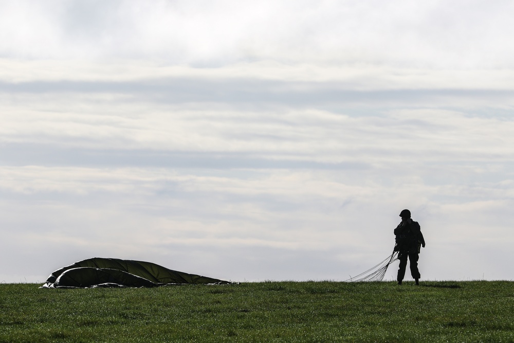 Parachute Group Holland Honors 82nd ABN DIV