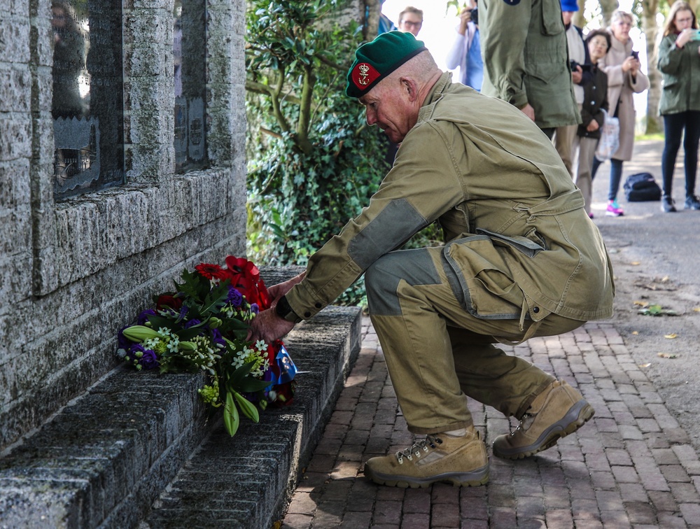 Parachute Group Holland Honors 82nd ABN DIV