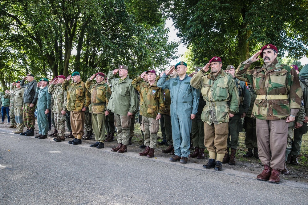 Parachute Group Holland Honors 82nd ABN DIV