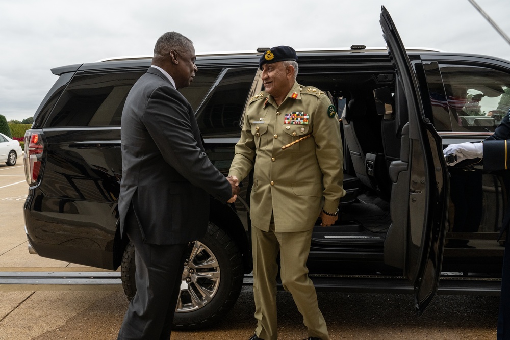 Secretary Austin hosts Pakistani Army Chief of Staff Gen. Qamar Javed Bajwa