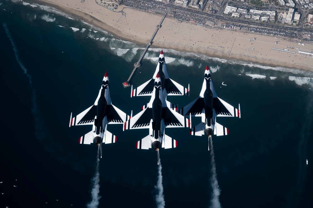 Thunderbirds shred the skies in Surf City