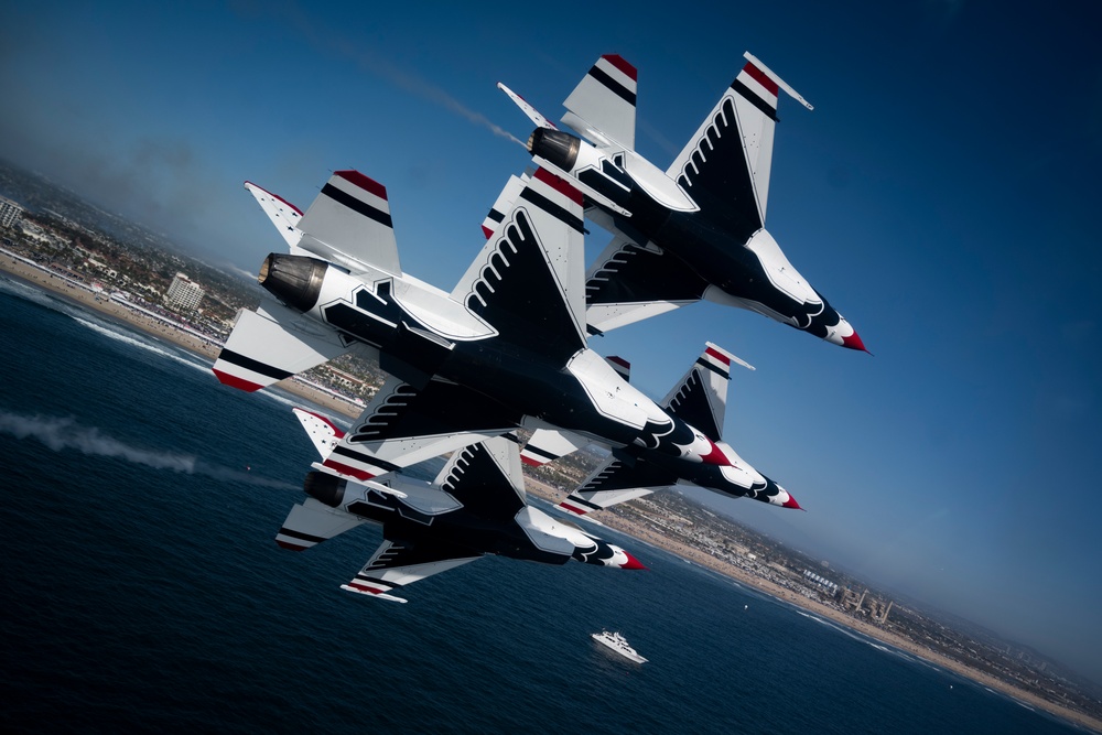 Thunderbirds shred the skies in Surf City