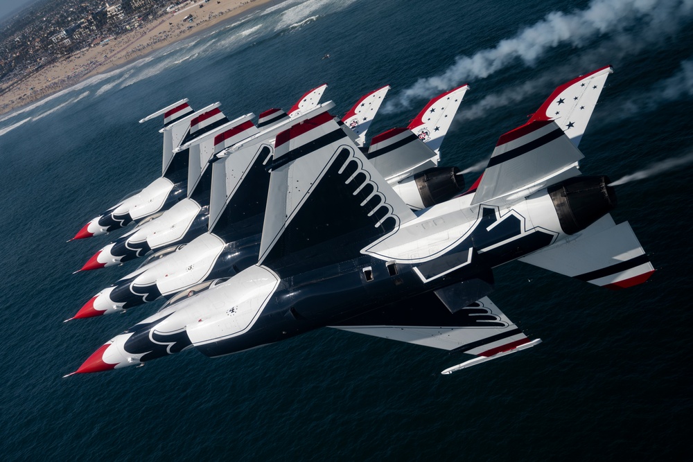 Thunderbirds shred the skies in Surf City