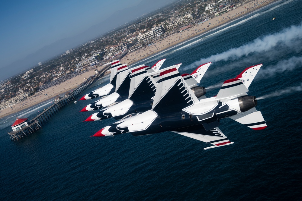 Thunderbirds shred the skies in Surf City