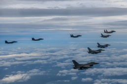 ROK-US conduct combined squadron flight &amp; precision bombing training