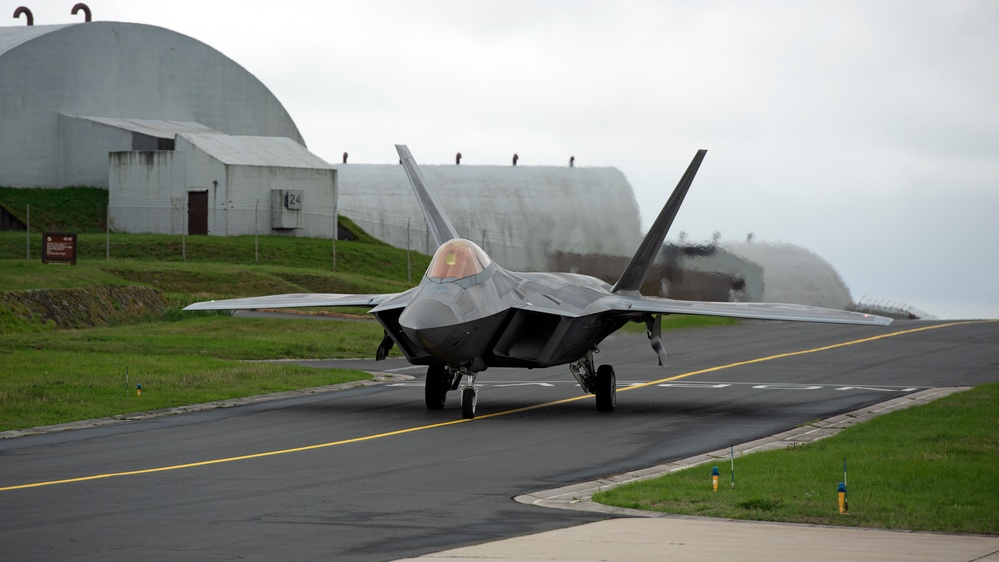 F-22 Raptors conduct Hot Pit refuel at Spangdahlem