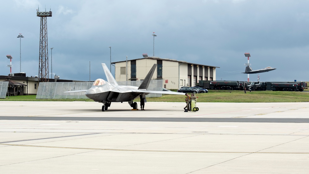 F-22 Raptors conduct Hot Pit refuel at Spangdahlem