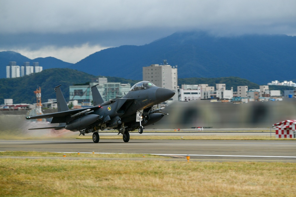 ROK-US conduct combined squadron flight &amp; precision bombing training