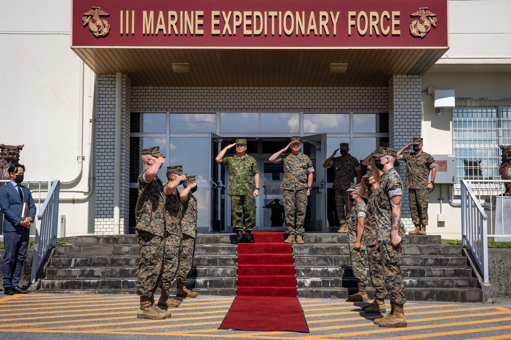 Lt. Gen. Tadao Maeda vists III Marine Expeditionary Force