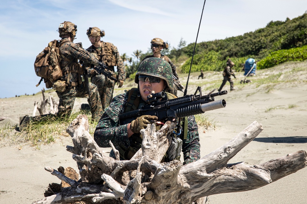 Blackhearts and PHILMAR conduct joint raid during KAMANDAG 6