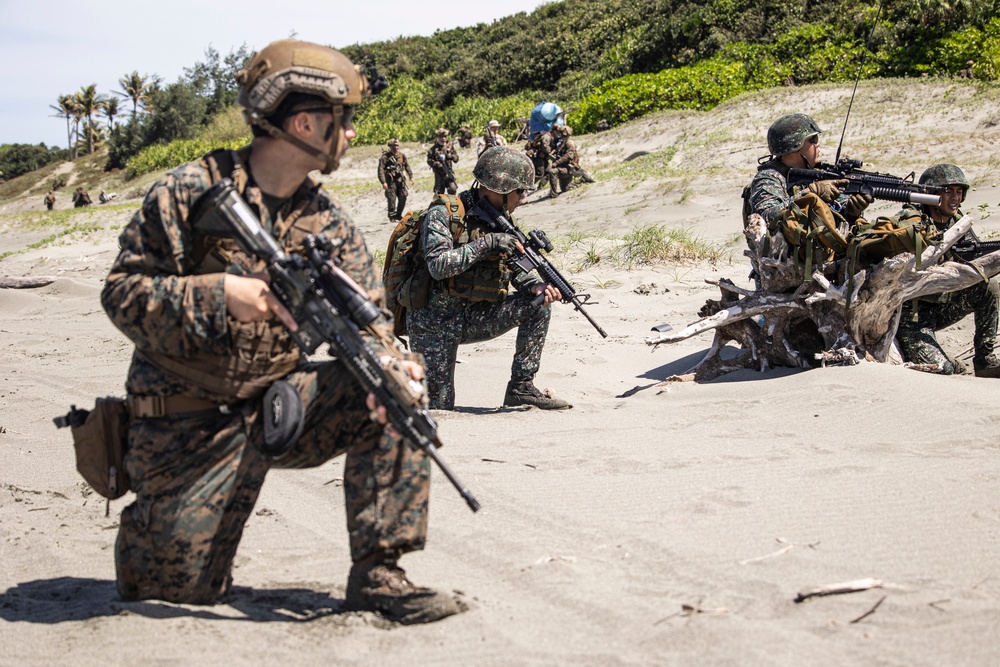 Blackhearts and PHILMAR conduct joint raid during KAMANDAG 6