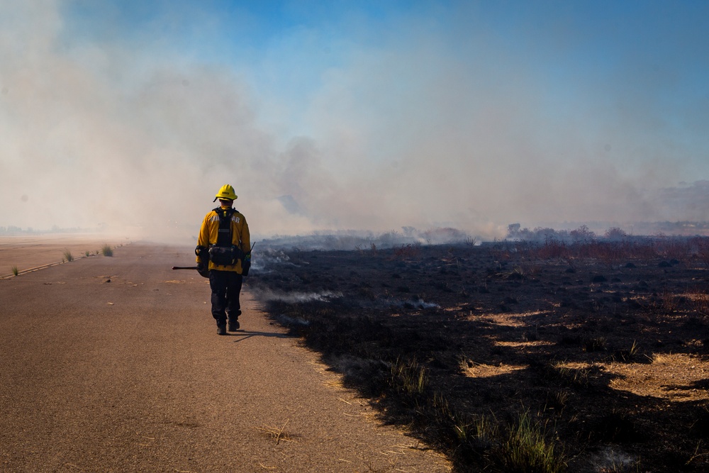 Firefighters conduct prescribed burn on MCAS Miramar