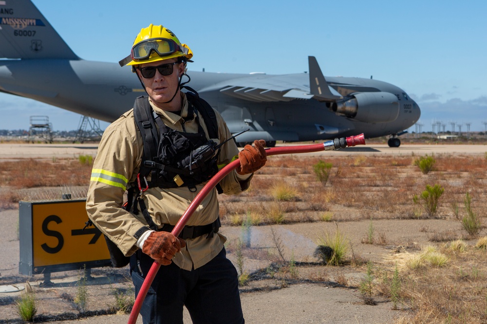 Firefighters conduct prescribed burn on MCAS Miramar