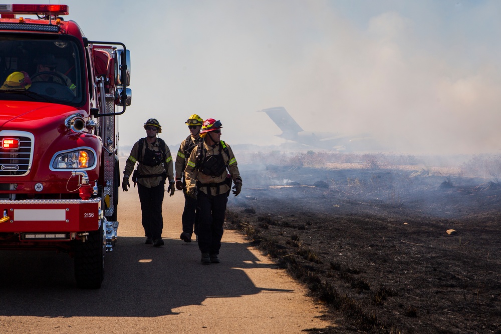 Firefighters conduct prescribed burn on MCAS Miramar