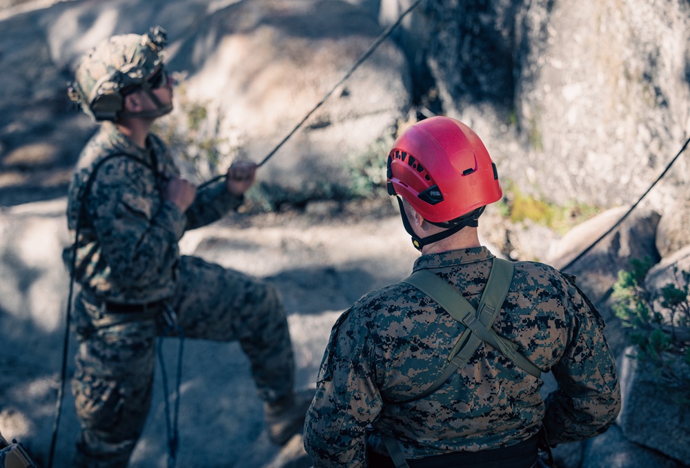 2/1 Marines participate in suspension &amp; traverse training