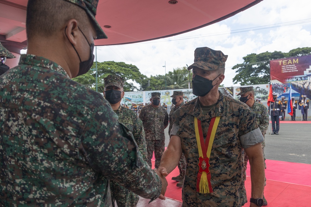 Philippine and U.S. Marine Corps leaders meet during KAMANDAG 6