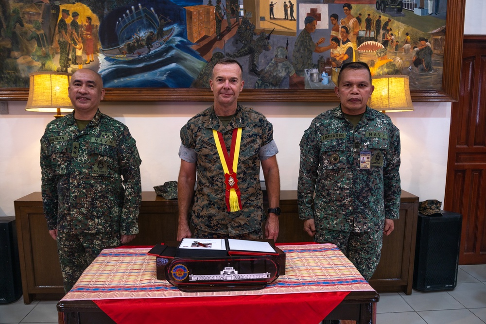 Philippine and U.S. Marine Corps leaders meet during KAMANDAG 6