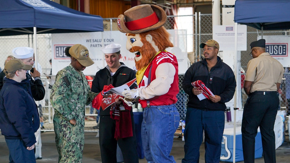 49ers Visit Sailors During San Francisco Fleet Week