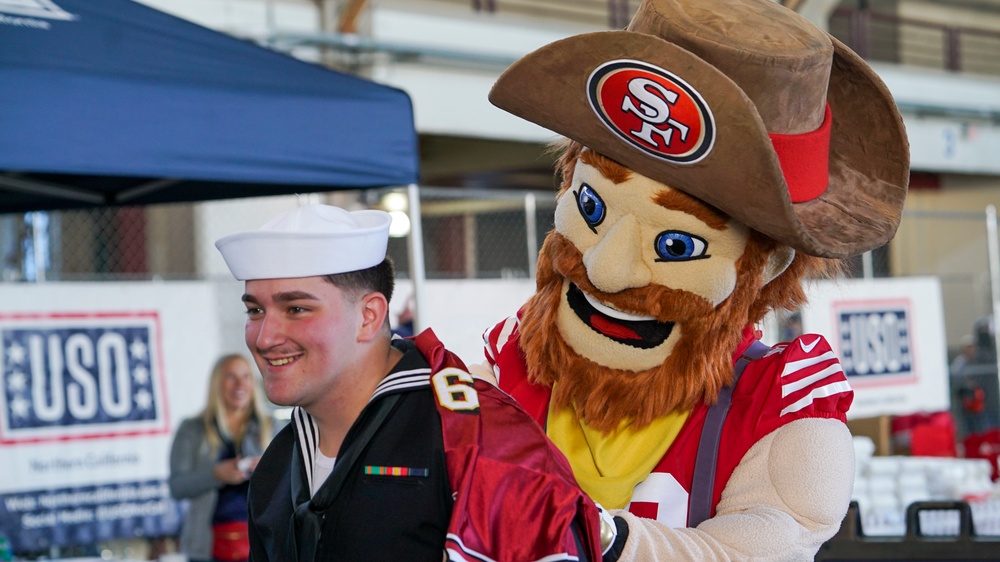 49ers Visit Sailors During San Francisco Fleet Week