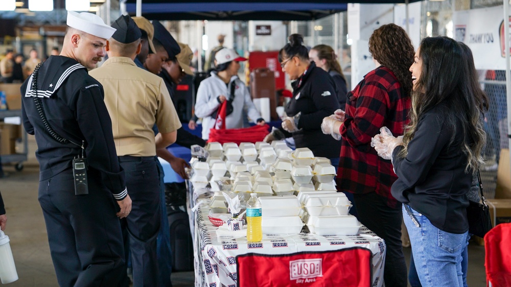 49ers Visit Sailors During San Francisco Fleet Week