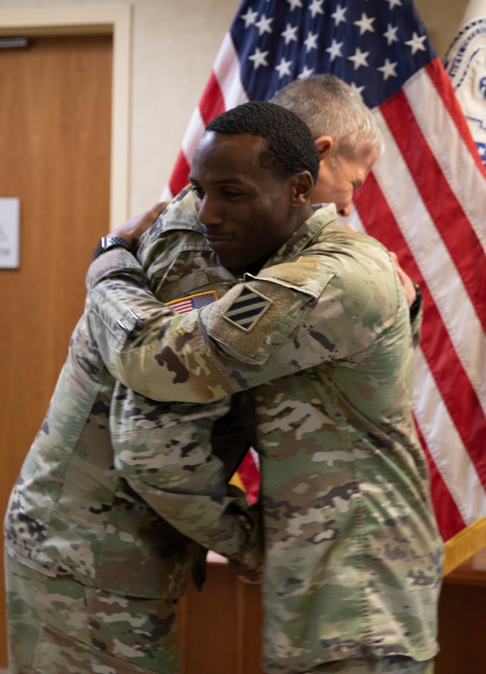 Third Infantry Division Soldier re-enlists with Division’s commanding general