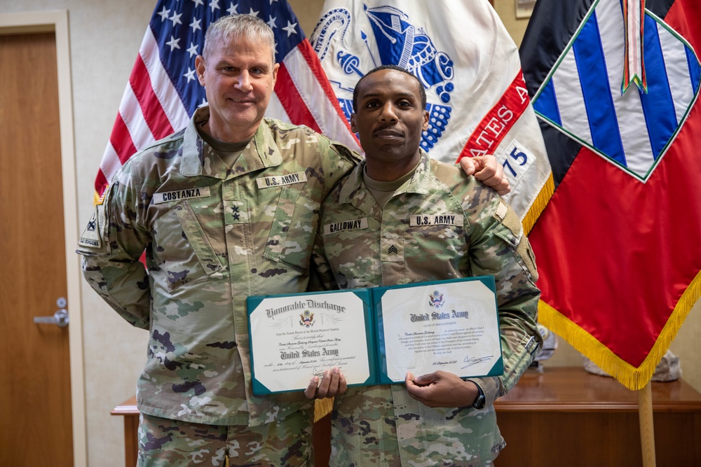 Third Infantry Division Soldier re-enlists with Division’s commanding general