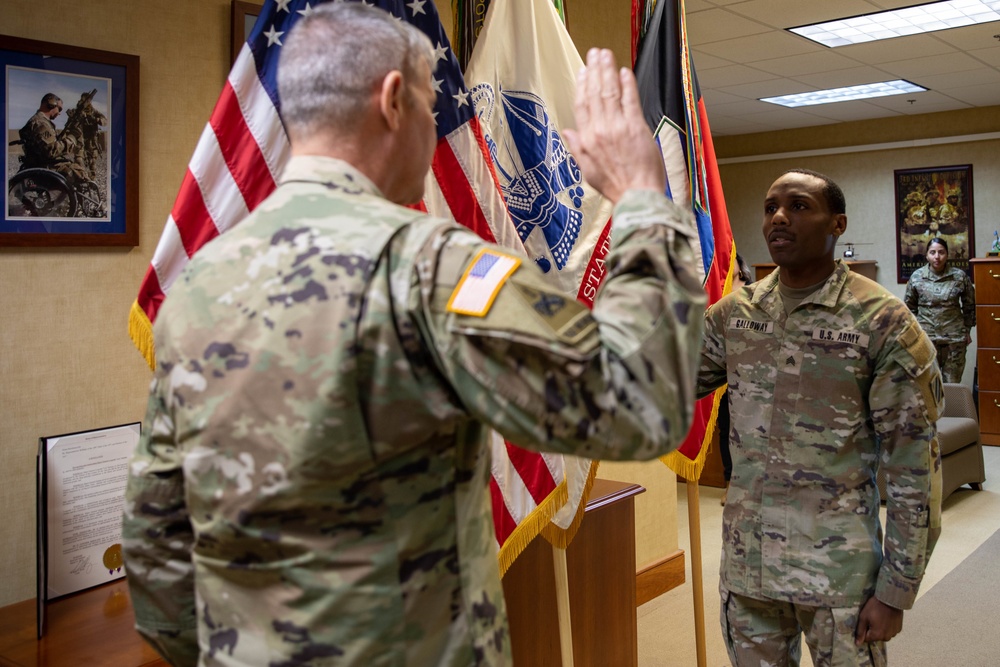 Third Infantry Division Soldier re-enlists with Division’s commanding general