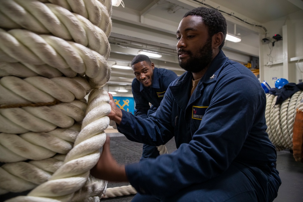 George Washington Simulates Underway: Line Handling Training