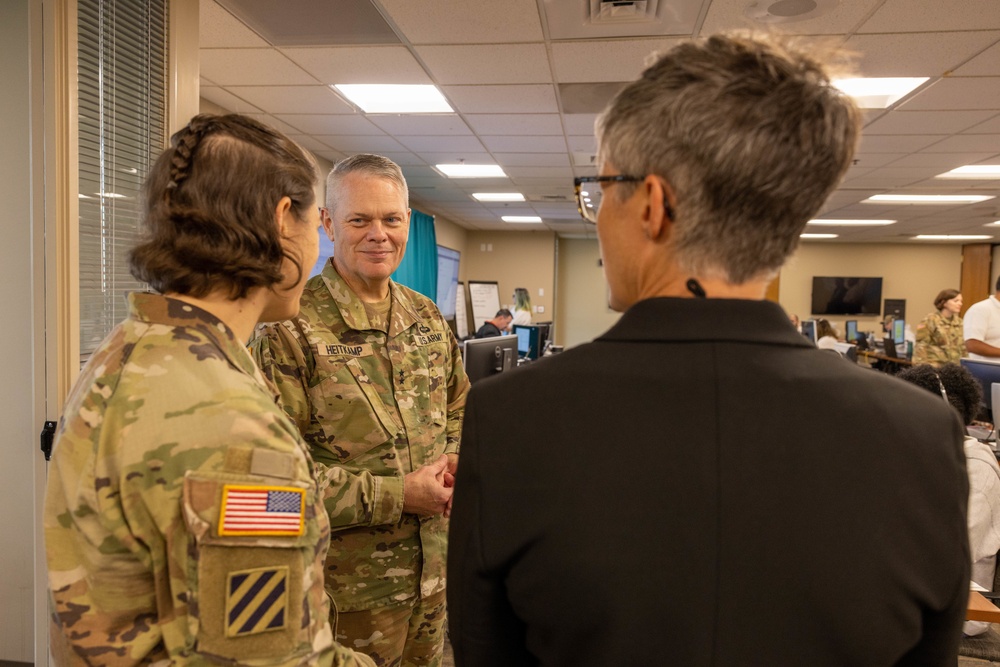 USACE Deputy Commander, Maj. Gen. Heitkamp visits Blue Roof emergency control center, Portland, Ore. on 5 October 2022.