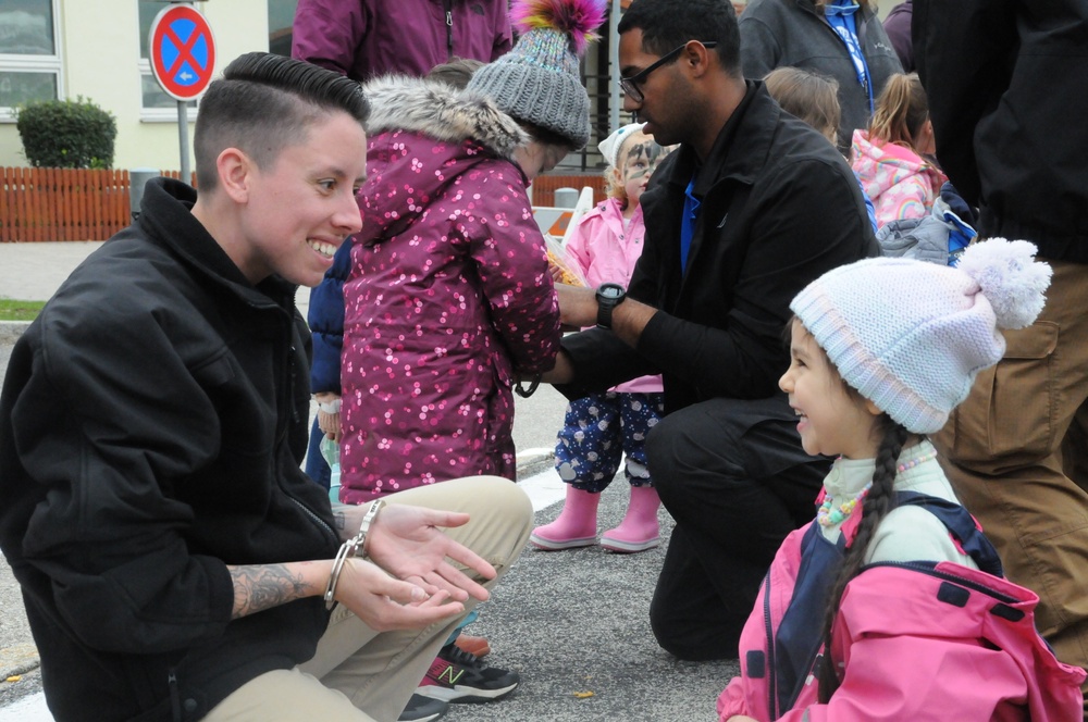 MPs demonstrate tools of trade to elementary school students