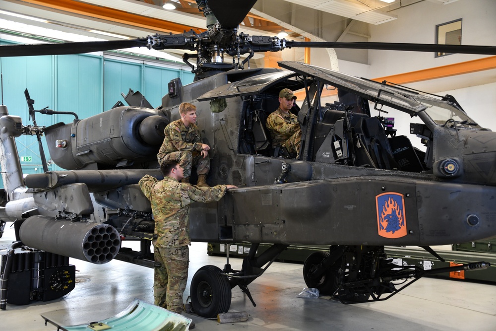 DVIDS - Images - 12 CAB AH-64 maintenance [Image 5 of 10]