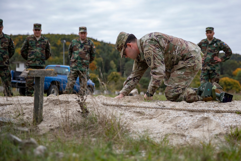 720th EOD and Moldovan Soldiers train together