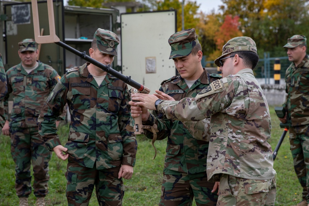 720th EOD and Moldovan Soldiers train together