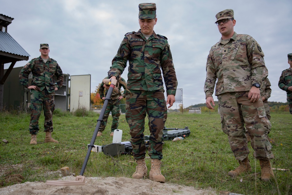 720th EOD and Moldovan Soldiers train together