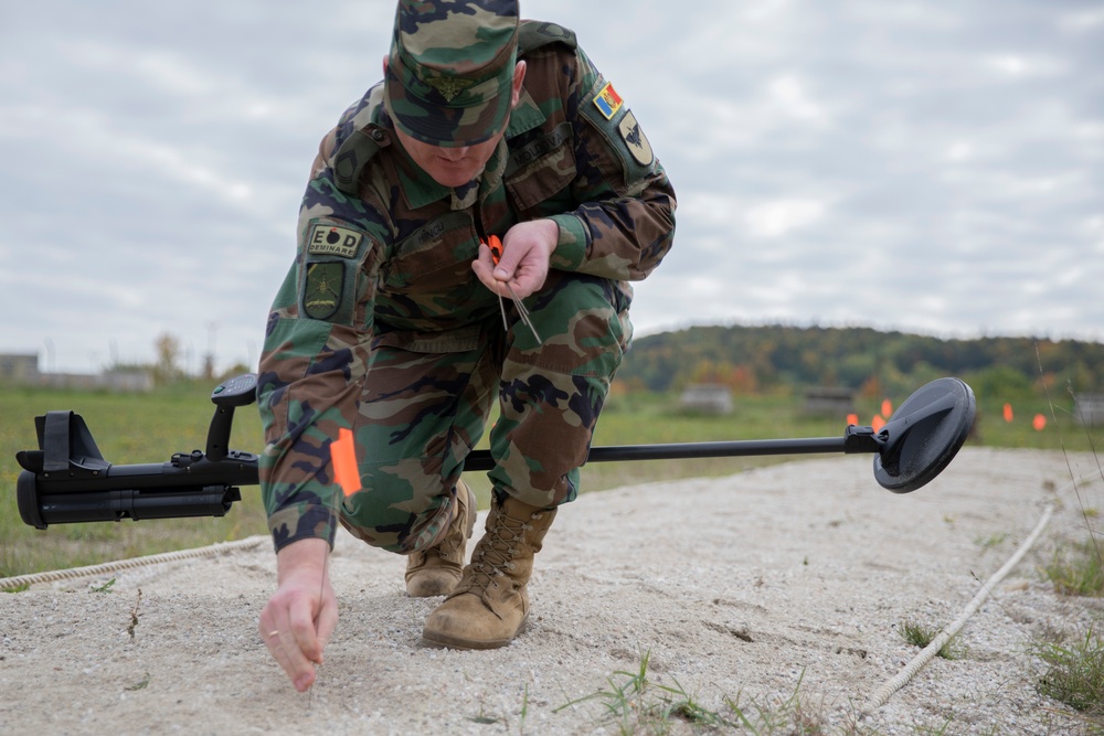 720th EOD and Moldovan Soldiers train together