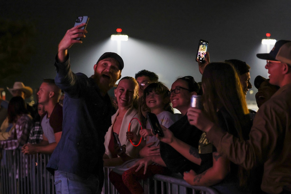 DVIDS Images MCCS hosts Pendleton’s Eric Paslay Concert, Fall